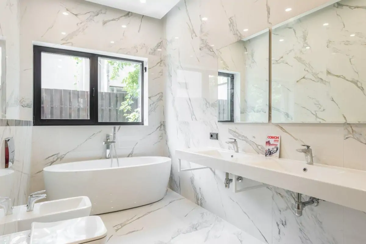 aménager une salle de bain sous escalier