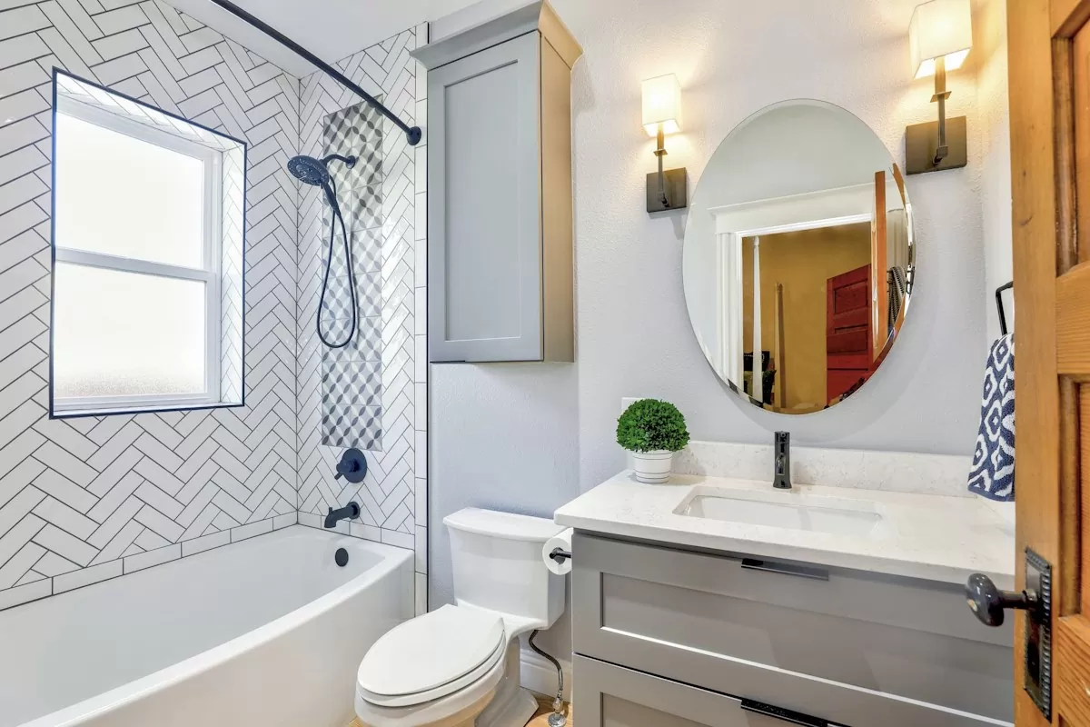 Salle de bain en b&eacute;ton cir&eacute; : combien &ccedil;a co&ucirc;te, comment le poser et l'entretenir ?