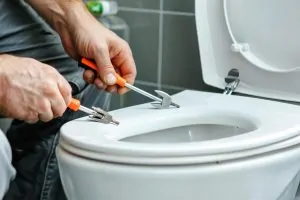 Réparer et/ou changer une lunette de toilette instable ou cassée